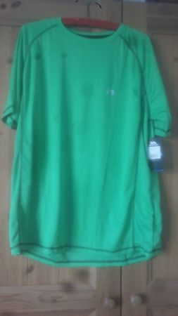 1 T-shirt vert neuf  (pour le sport )