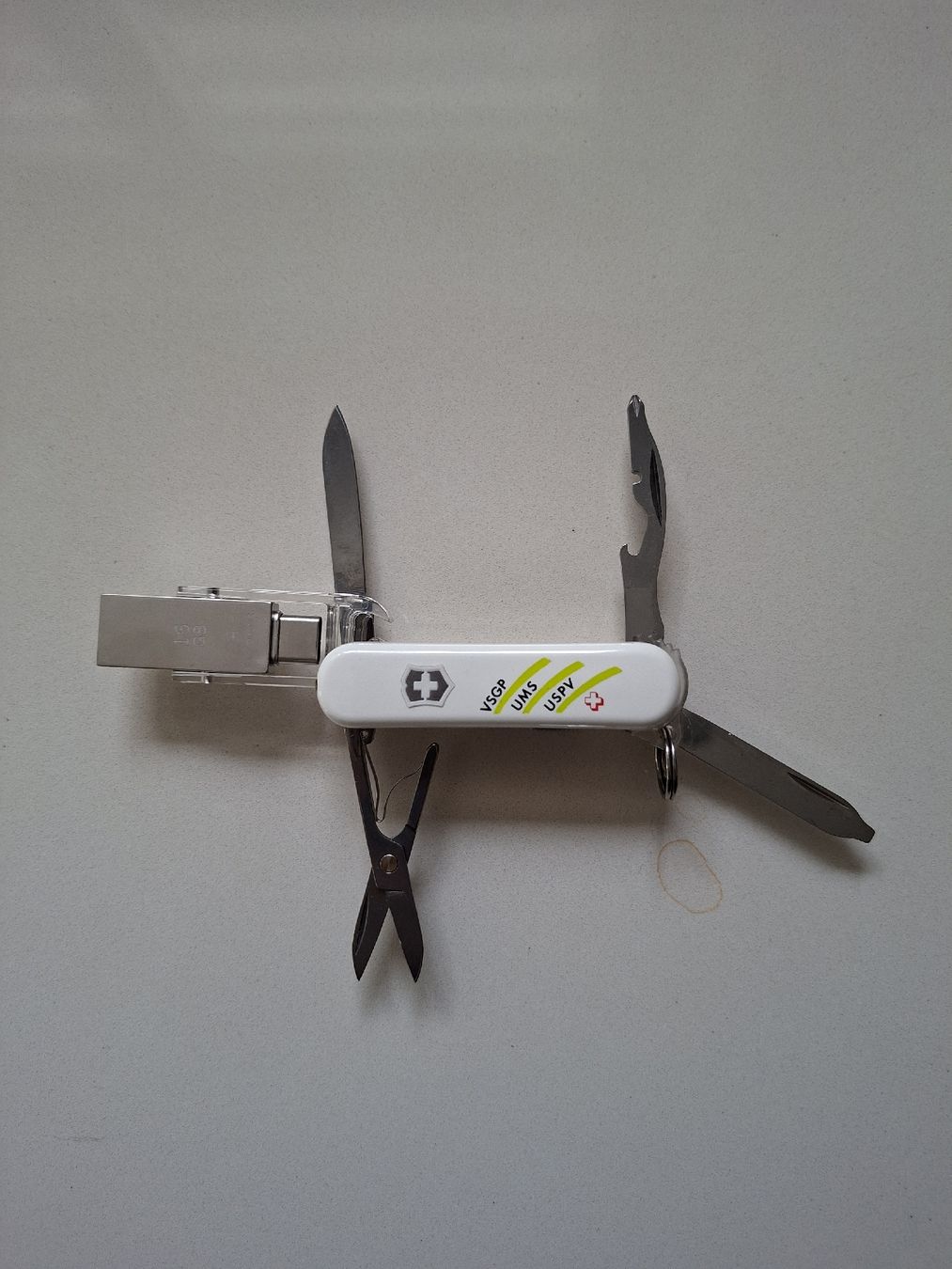 Victorinox Couteaux de poche: Sackmesser mit USB, ca. 6 cm – Neuf (Voir description) à Sargans par blauberg