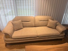 Sofa und Esszimmerstühle