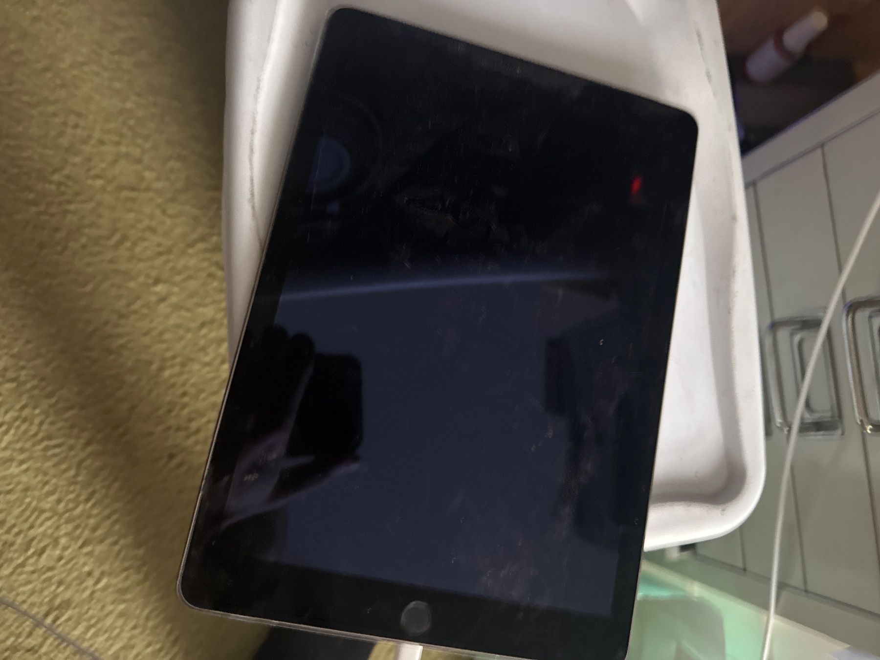Apple Tablet PC: Ipad Air 2 -A1567- icloude / Display top – Difettoso da Olten venduto da HoYa01 1