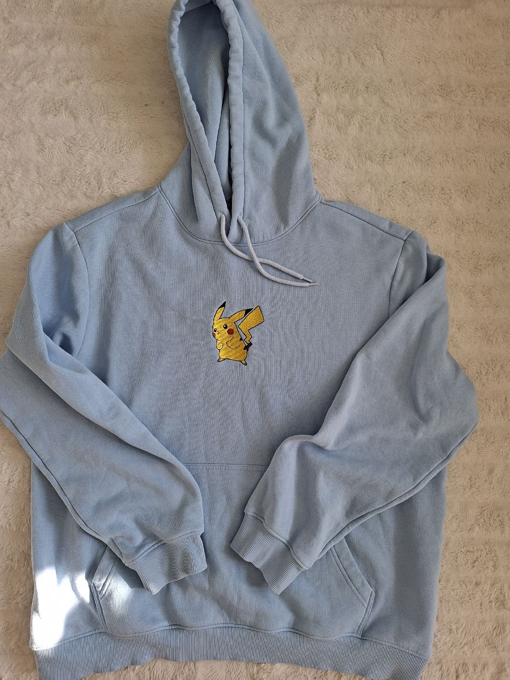 Maglioni & Felpe: Sweat à capuche bleu clair Pikachu brodé taille XL  – Usato da Renens VD venduto da ser_j2fn 1