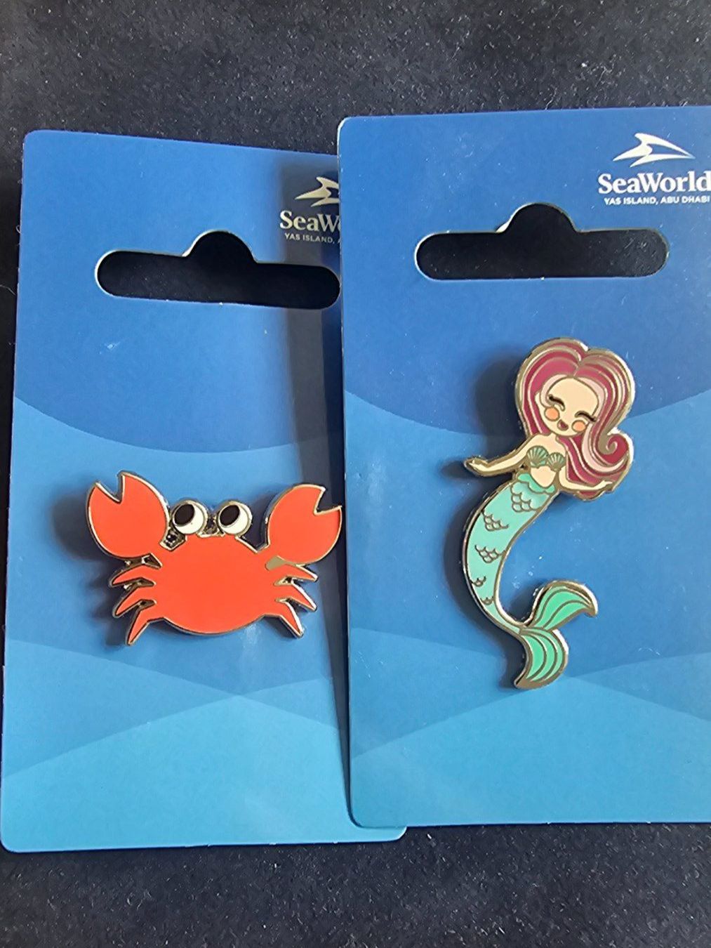 Placchette & Badge: 2 Pin-Set SeaWorld Abu Dhabi – Nuovo e nell'imballaggio originale da St Gallen venduto da golov80