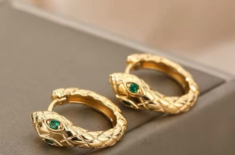 Boucles D'oreilles Créoles En Or Fin Avec Motif Découpé – Style Tendance, Jamais Portées