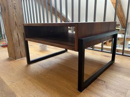 Table de salon en noyer massif – Charme loft & élégance