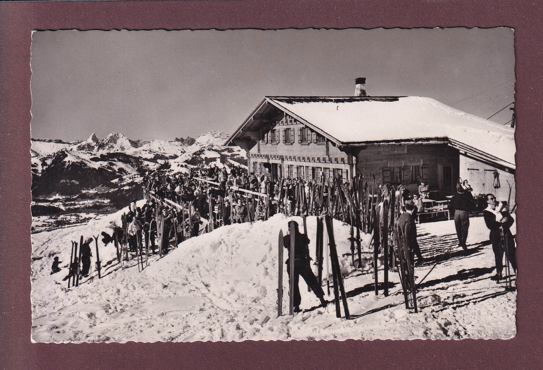 Cartoline postali: GSTAAD - Berghaus Wasserngrat - 1952 – Usato da Pully venduto da nicecards