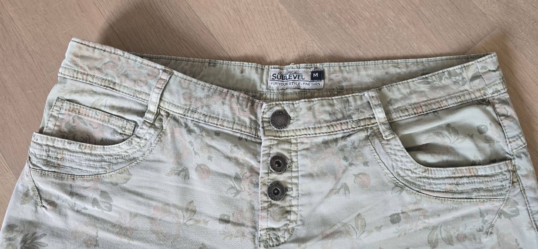 Pantaloni: Sommerliche Sublevel Shorts, Grösse M, Blumenmuster! – Usato da Amlikon-Bissegg venduto da Schnuefeli4 1