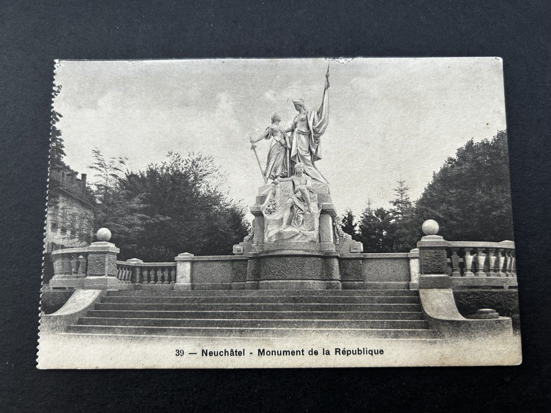 Cartoline postali: Neuchâtel, Monument de la République – Usato da Hefenhofen venduto da Bierinder