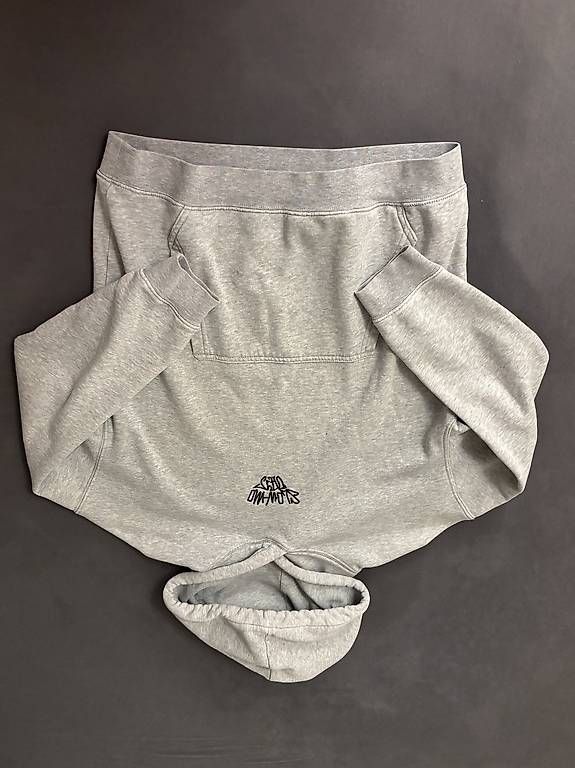 H&M Pulls & Sweat-shirts: Grauer kaputzenpullover – D'occasion à Lenk im Simmental par niczbaeren