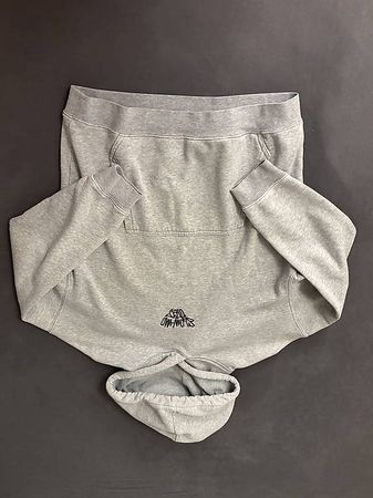 Grauer kaputzenpullover
