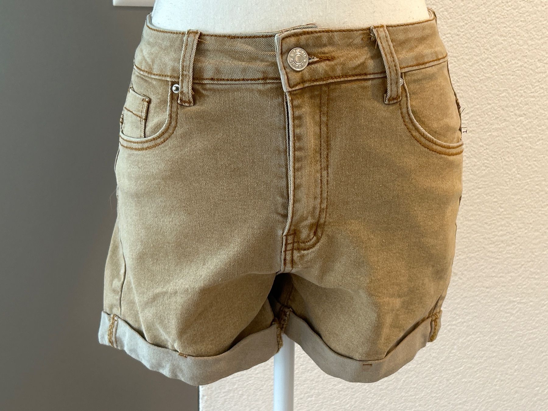 Pantaloni: Damen Jeans Shorts hellbraun Grösse M – Usato da Brunnen venduto da Nala2929 1