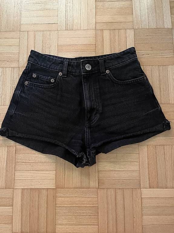 Monki Jeans: Jeansshorts schwarz Monki Grösse 25 – Usato da Zürich venduto da rit_g825