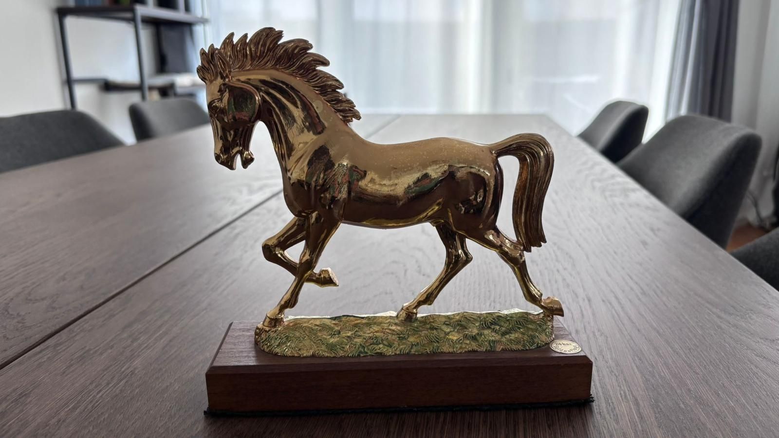Statuette: Pferdefigur mit Goldauflage – Usato da Reinach BL venduto da sim_c8n8