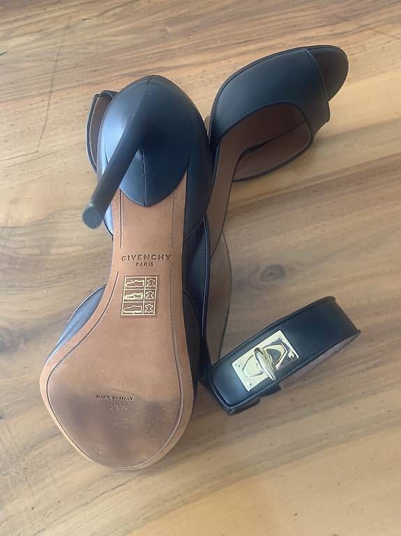 Scarpe da donna: neuwertige Givenchy Shark Lock High Heels – Usato da Locarno venduto da Businesstrading 1