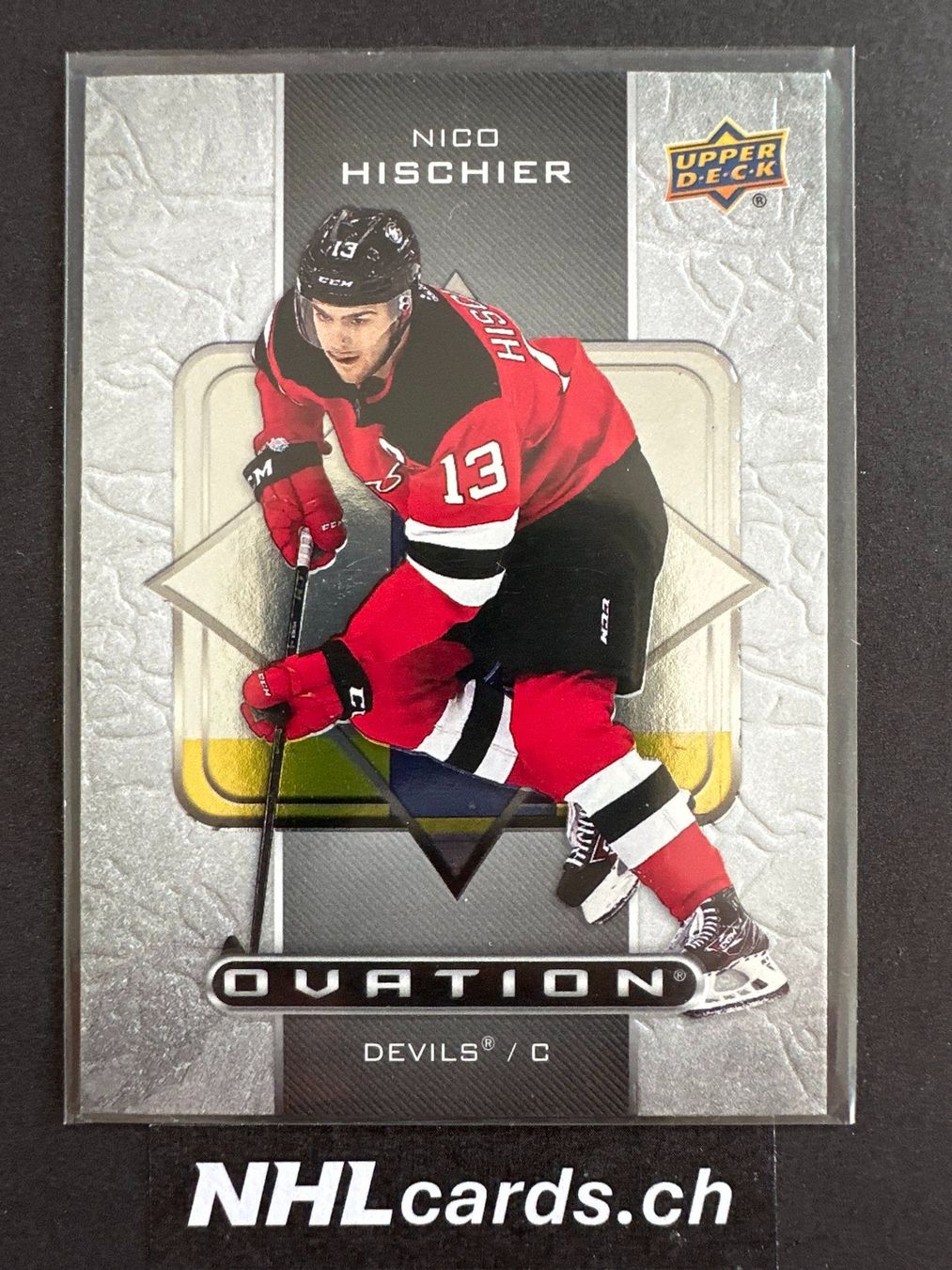 NHL Carte collezionabili: Nico Hischier NHL Ovation Insert Card – Usato da Belp venduto da nhlcards.ch