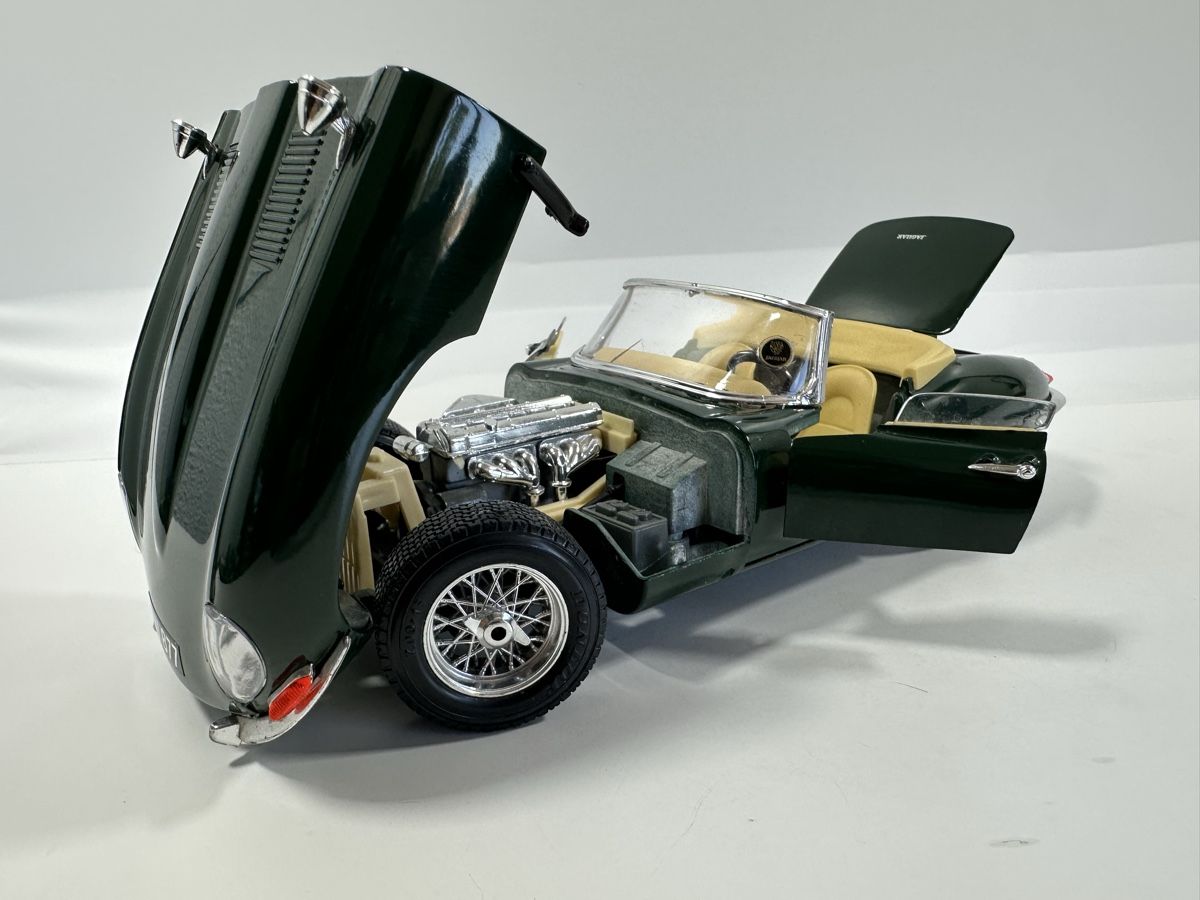 Bburago Modellini d'auto: 1961 Jaguar E Type Cabriolet 1:18, grün, BBURAGO  – Usato da Zofingen venduto da rf9_x2xt 8