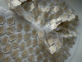 Tüllbordüre bestickt mit 3D Muster neuwertig