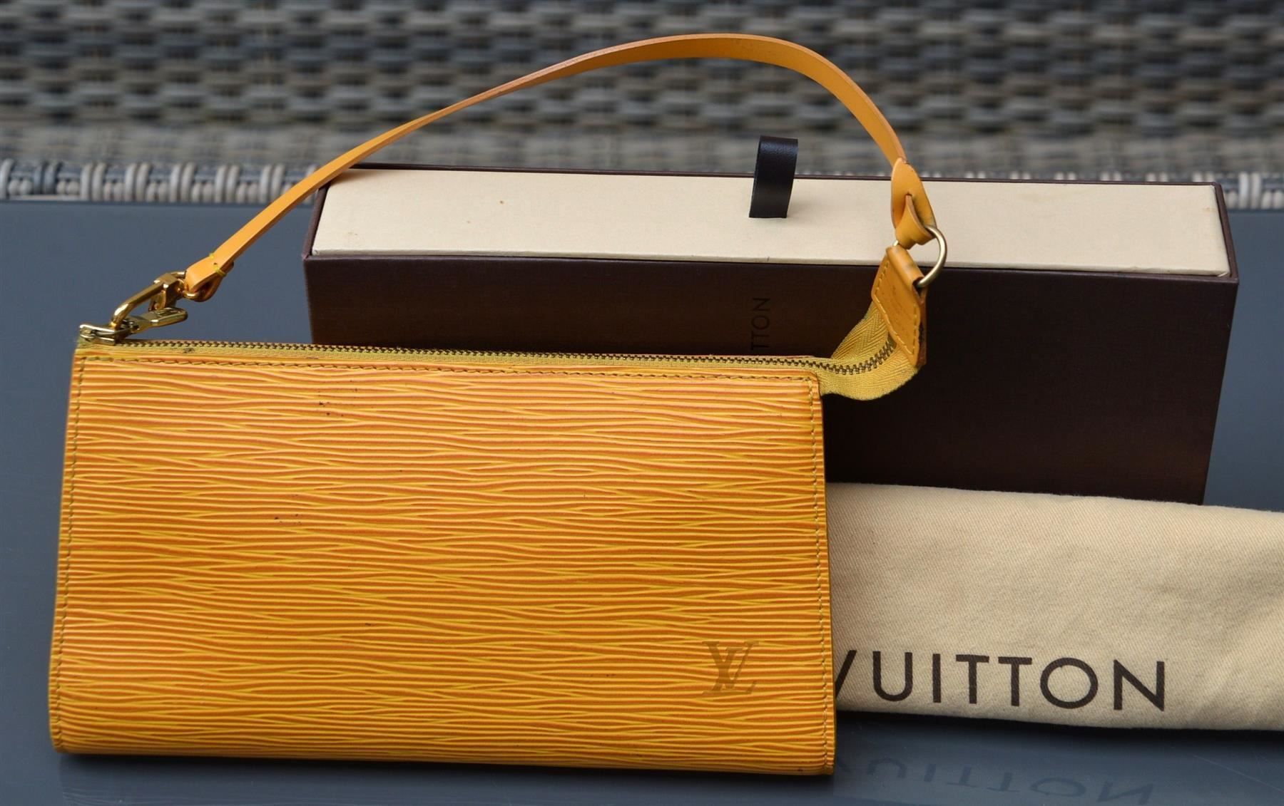 Louis Vuitton Borse da donna: Pochette Louis Vuitton Epi – Usato da Collonges venduto da Auganien