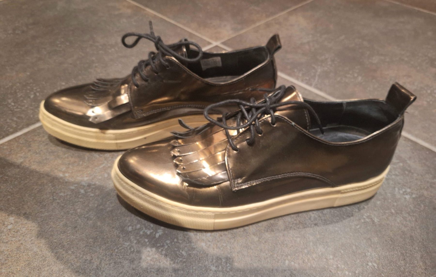 Walder Scarpe da donna: Bronzefarbene Lackschuhe, GR. 40 – Usato da Wangen ZH venduto da MarianneMunz 1