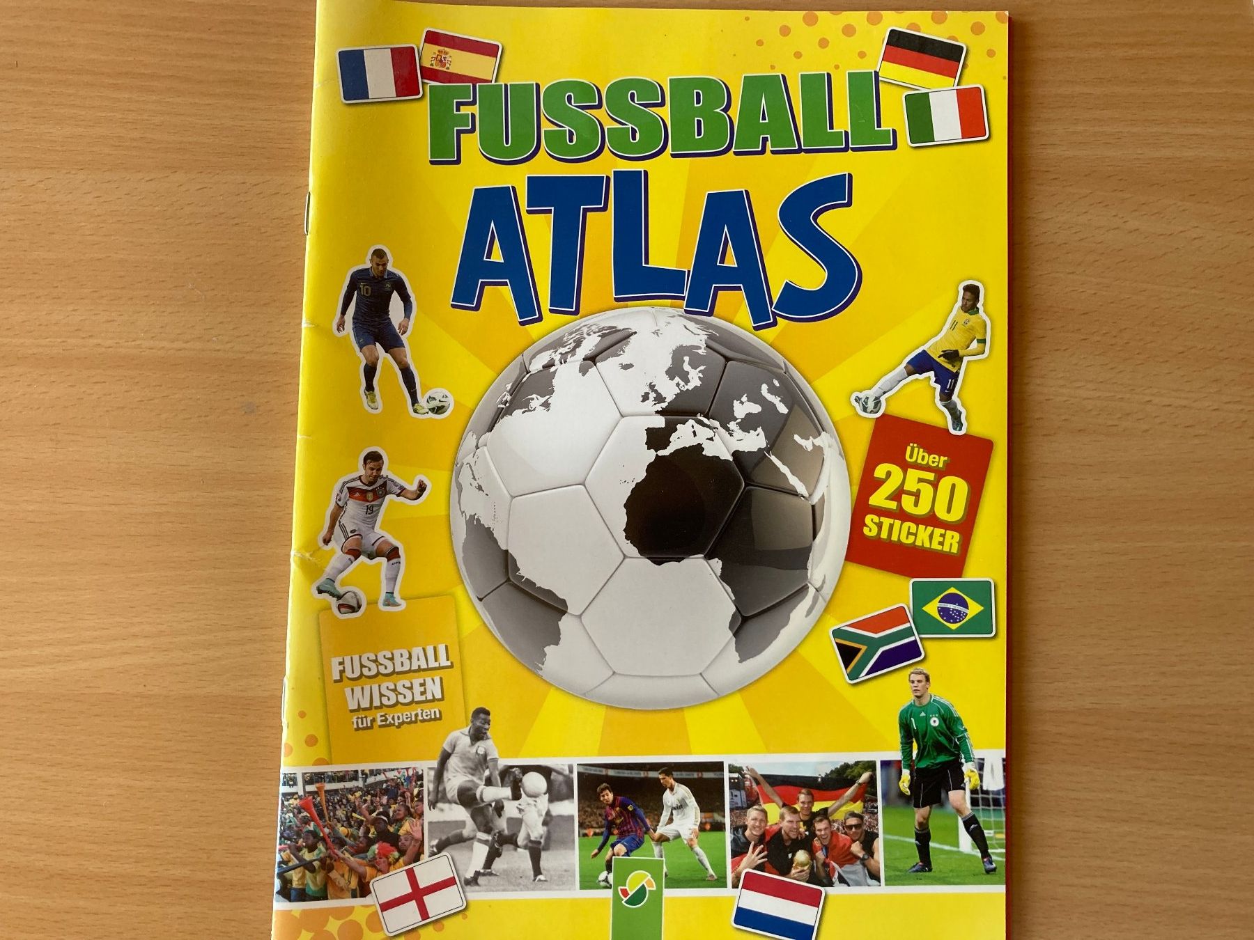 Bücher: Fussball Atlas mit Stickern – Gebraucht aus Lütisburg von wiesenpippau