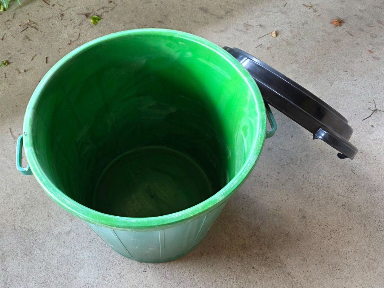 Autres articles pour la maison: grüne Garten Tonne Abfall Wasser Eimer 51 cm – D'occasion à Walterswil BE par Lonitti 1