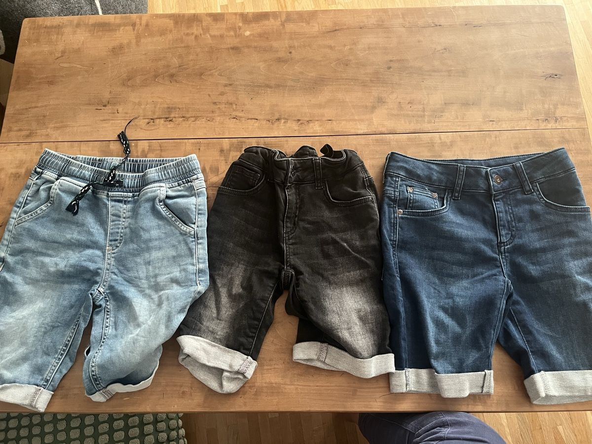 Lotti & Set di vestiti: 3x Kinder Shorts Jeans Gr. 134 – Usato da St. Gallen venduto da chrismotov
