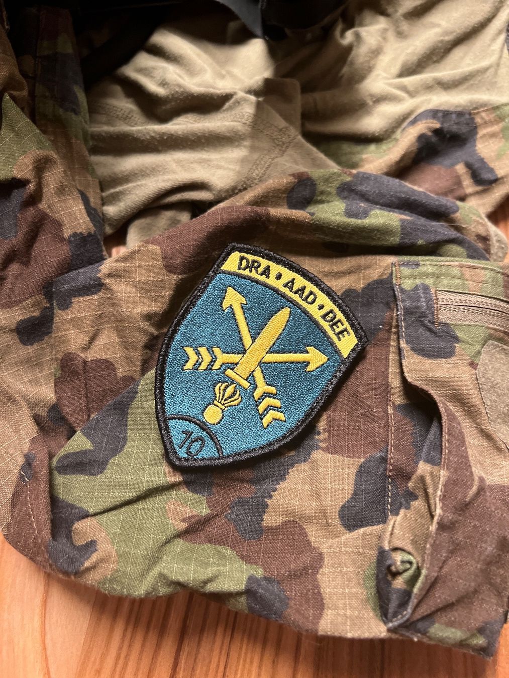 Schweizer Armee Plaketten & Abzeichen: Badge AAD 10 DRA DEE mit Klett *** – Neu und originalverpackt aus Fruthwilen von speex 1
