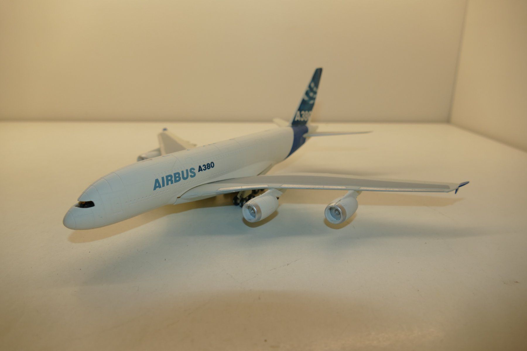 Kit di modellismo & Modellini statici: Flugzeugmodell: Airbus A380 blau/weiss – Usato da Niederhasli venduto da rail-duerst