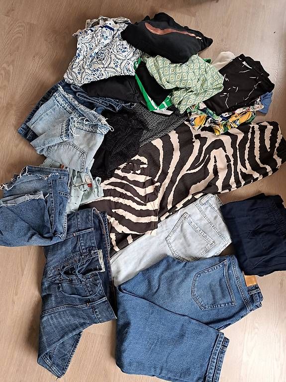 Kleiderpakete: Riesiges Kleiderpaket Gr 36/ S – Gebraucht aus Biel/Bienne von Flowi