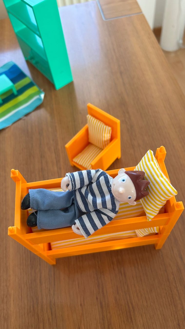 Ikea Case e mobili per bambole: IKEA Puppenhaus Möbel Set mit Figuren – Usato da Müllheim Dorf venduto da jeney9 4