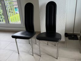 2 schwarze Lederstühle in hochwertigem Design