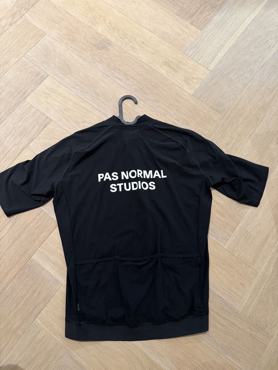 Pas Normal Studios Leibchen & Hosen: Pas Normal Studios Essential Jersey, XL – Gebraucht aus Urtenen-Schönbühl von tschuls92 1