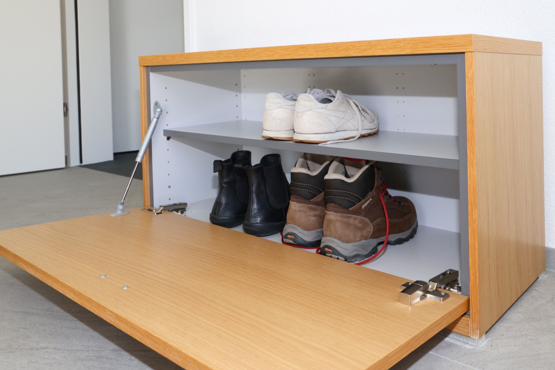 Kommoden: Schuhkommode mit zwei Abteilen, Eiche Furnier – Gebraucht aus Savognin von Caneos 9