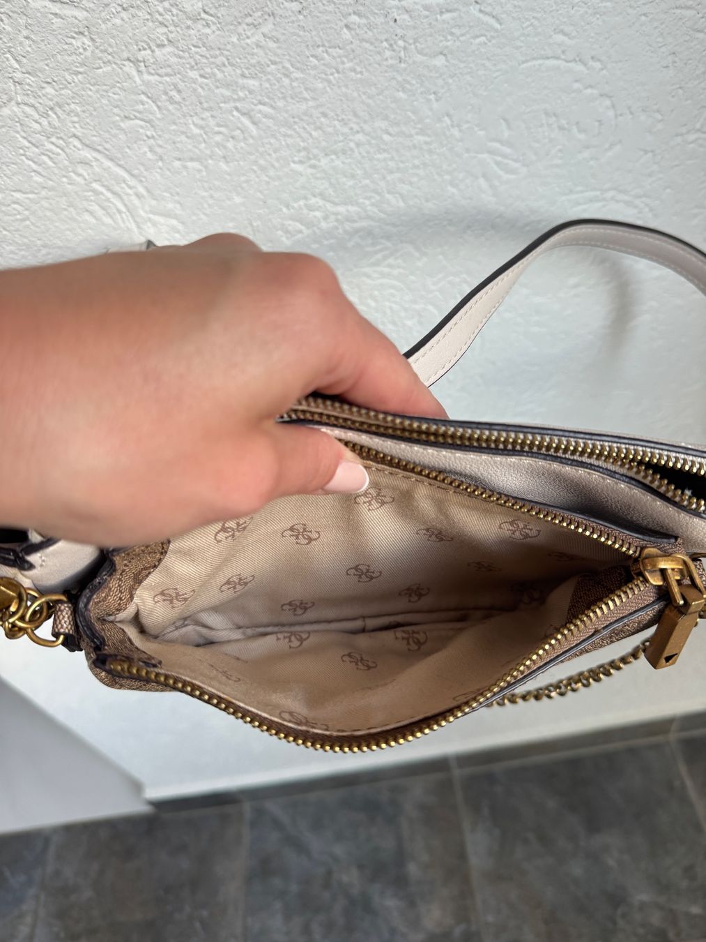 Guess Sacs: GUESS Multipochette Tasche – D'occasion à Staldenried par Schnurli1708 5