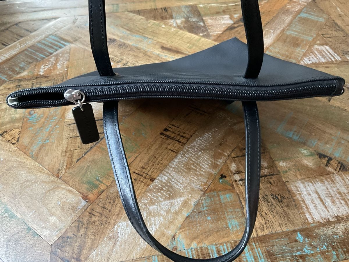 Lacoste Taschen für Damen: Lacoste klassische kleine schwarze Handtasche – Gebraucht aus Bachenbülach von Sybeco 2