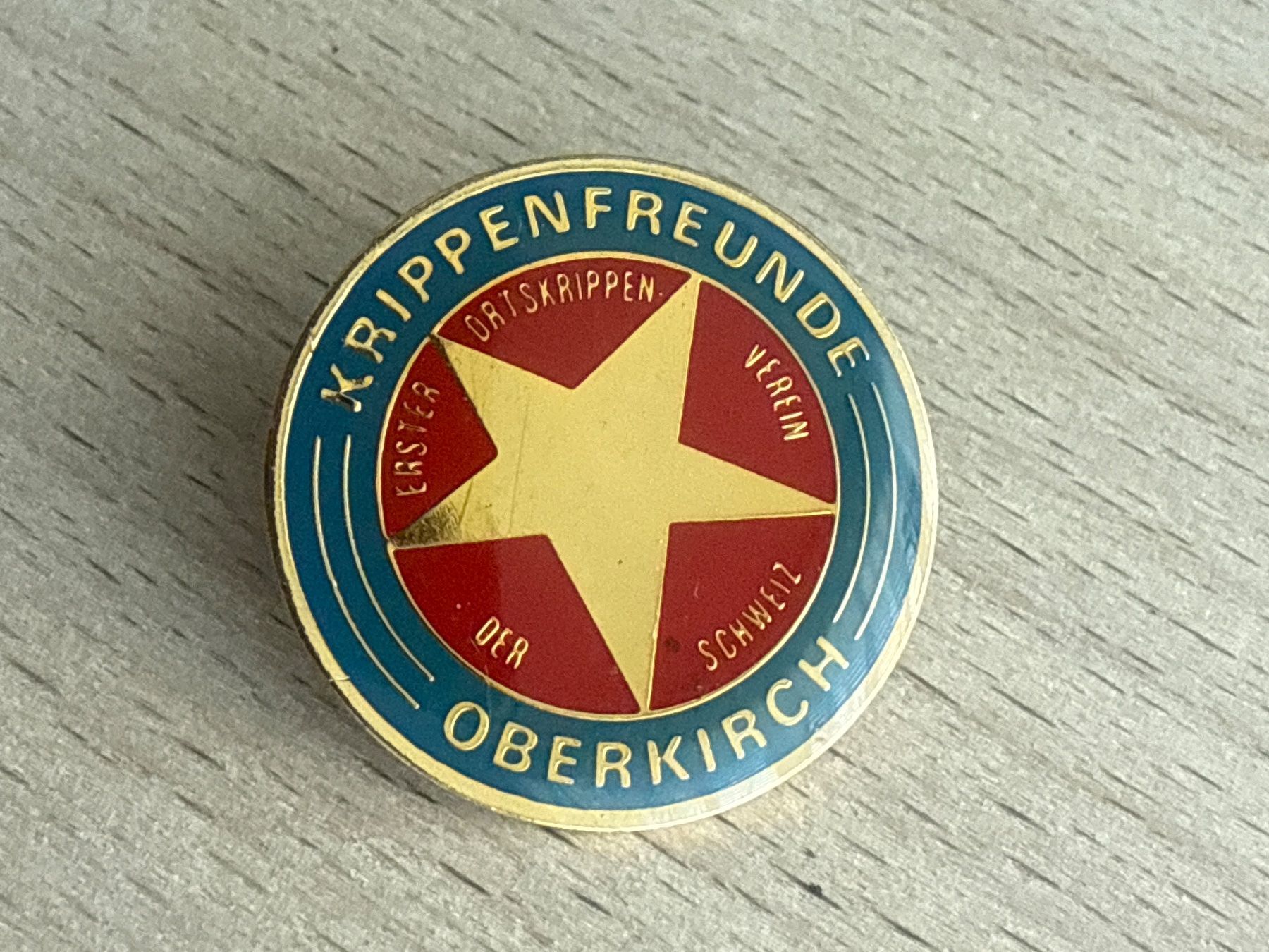 Plaketten & Abzeichen: Pin Krippenfreunde Oberkirch – Gebraucht aus Glattbrugg von Schweigmatt