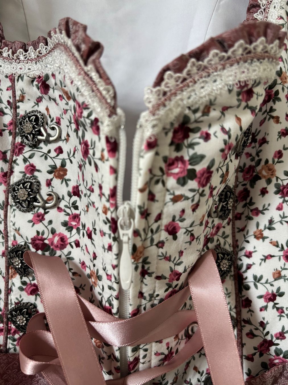 Krüger Vestiti: Dirndl Krüger Madl Gr.42 - Neu - 60 cm – Nuovo (secondo la descrizione) da Pfäffikon ZH venduto da Juckerli 3