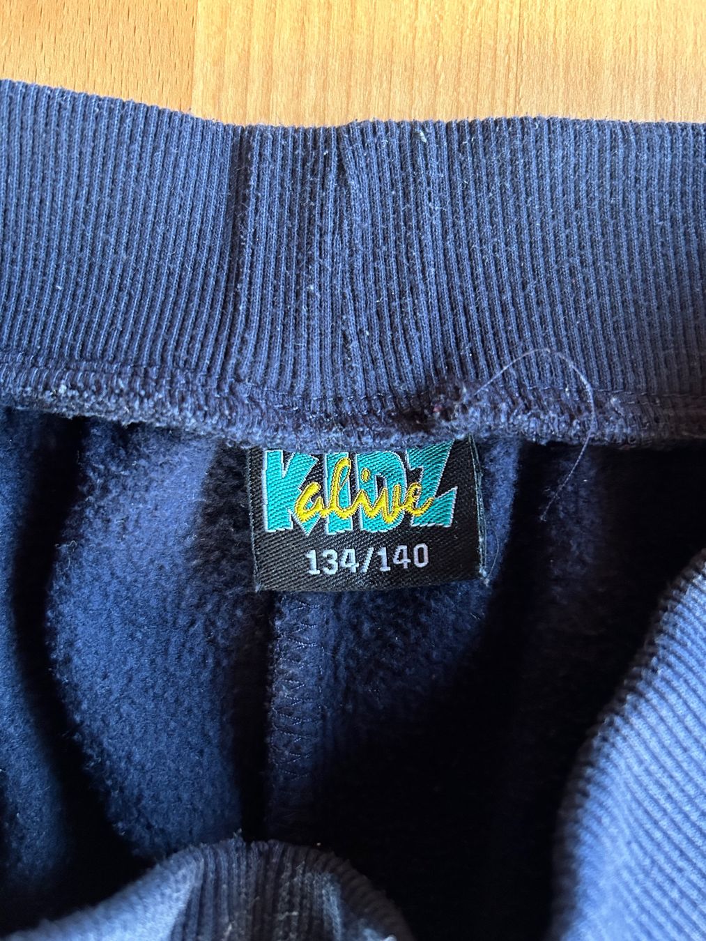 Hosen: Dunkelblaue Kinder Trainerhose Grösse 134/140 – Gebraucht aus Grosswangen von che_gr 1
