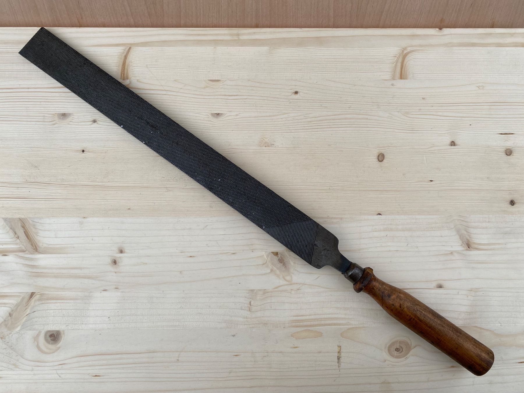 Tutti gli attrezzi: grosse Baiter Suisse Feile mit Holzgriff – Usato da Feldbach venduto da Olive1 1