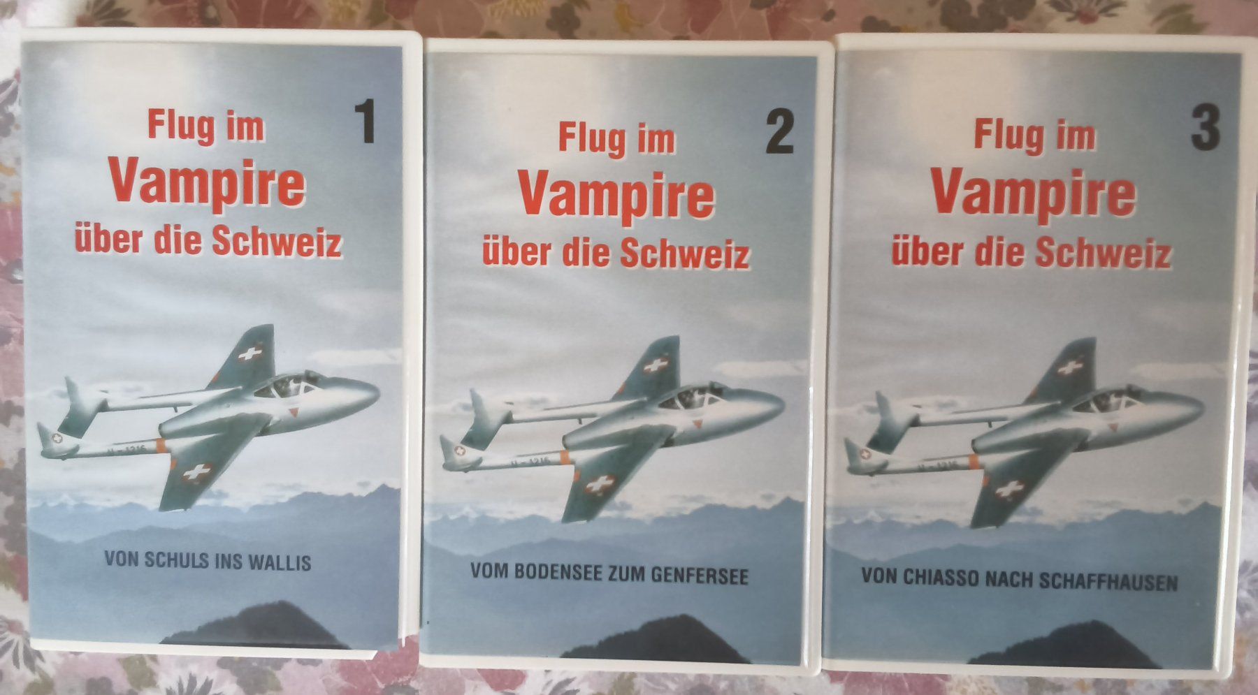 Tutti i VHS: 3er Set VHS flug im Vampire über die Schweiz – Usato da Hallau venduto da histoiremerveilleuse