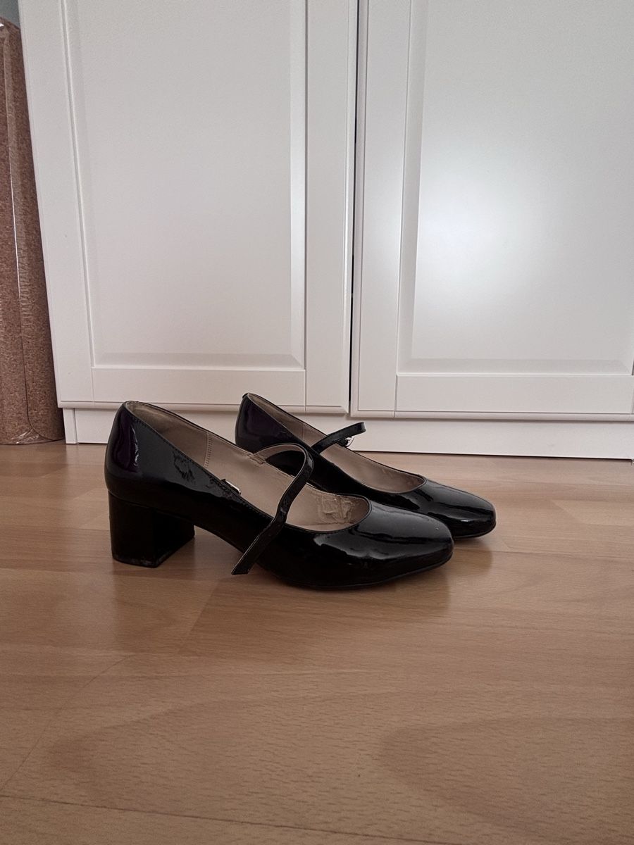 Scarpe da donna: Schwarze Lackschuhe mit Riemen – Usato da Baar venduto da debbs 1