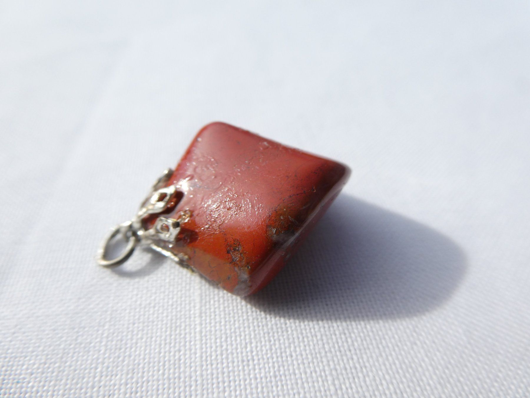 Anhänger: Schmuck-Anhänger mit rotem Jaspis; Länge 2.0cm – Gebraucht aus Gattikon von kaandooh 1