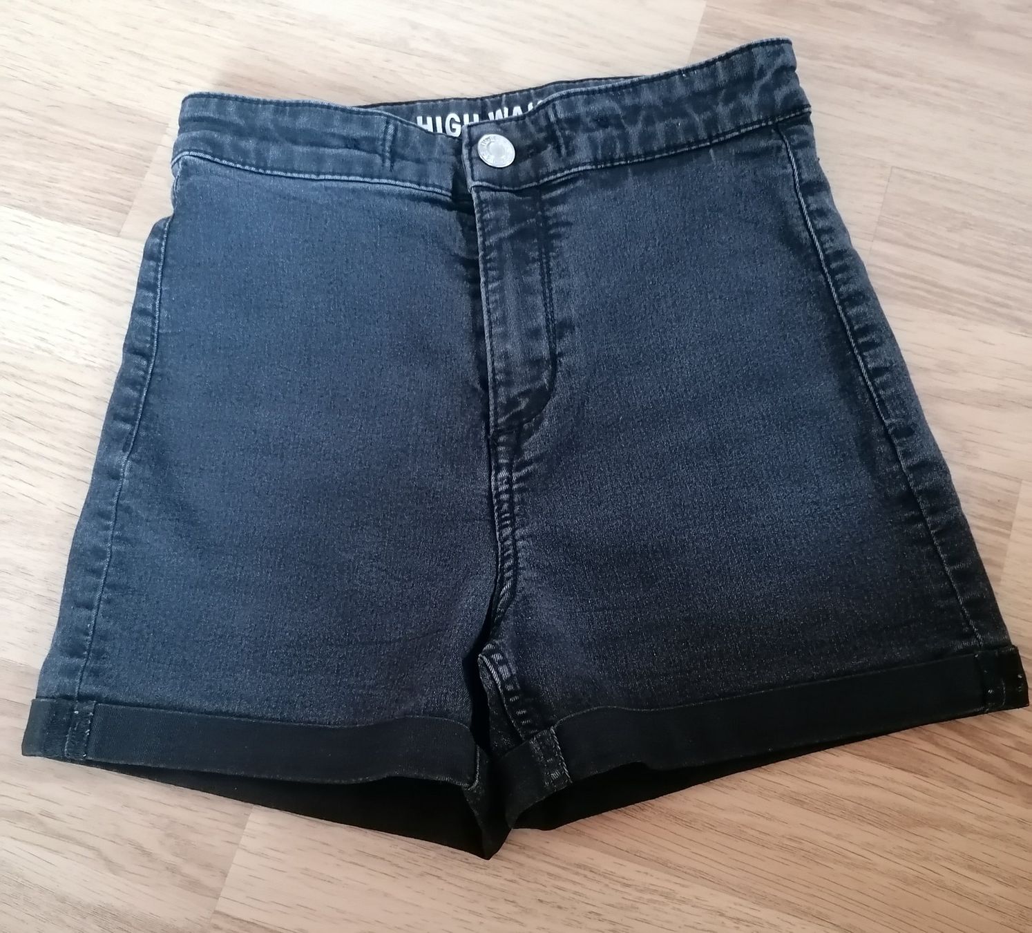 Pantaloni: Short, bas, pantalons, short en jean – Usato da Montcherand venduto da petiteoune75