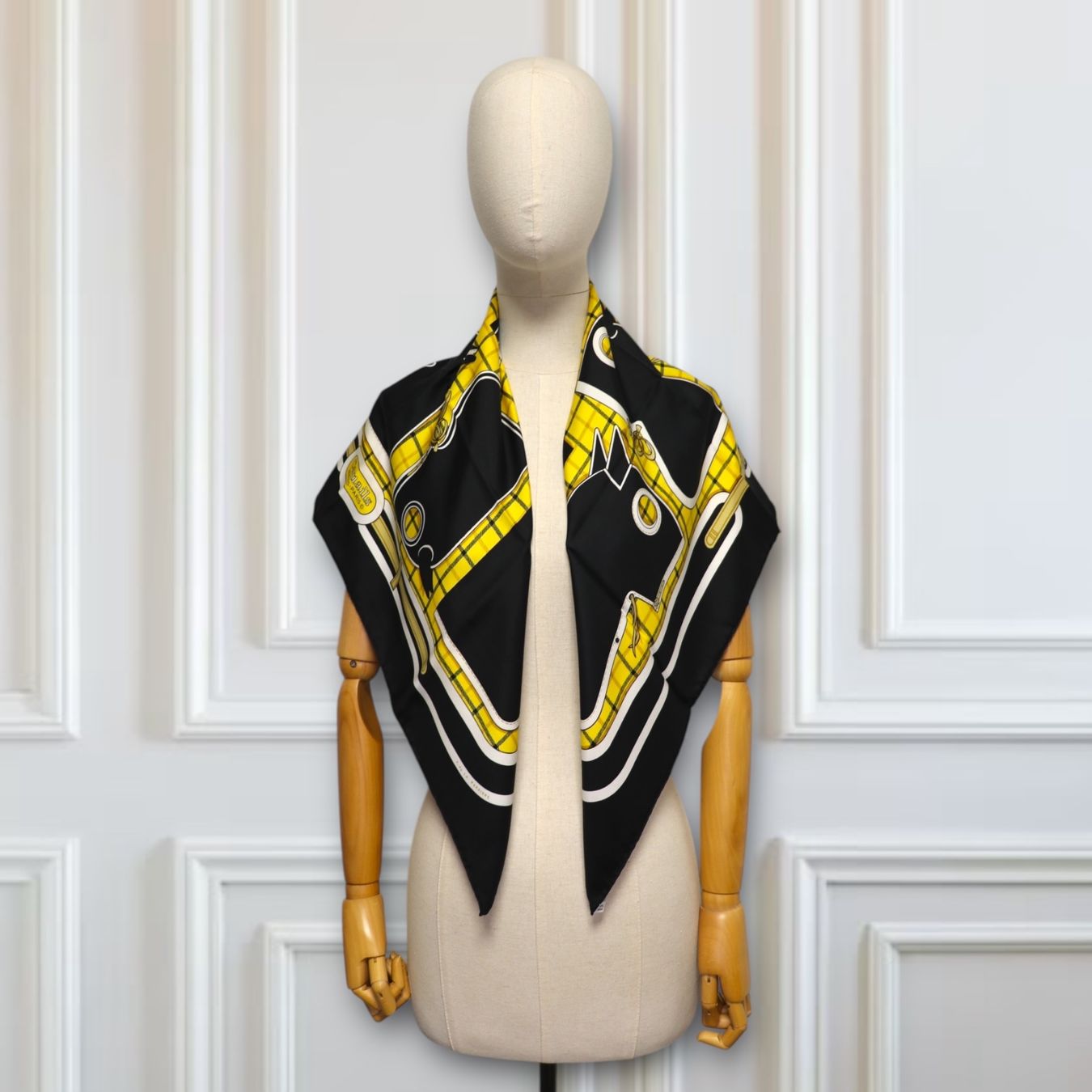 Hermès Foulards, Tücher & Schals: Hermès Carré "Camails" – Gebraucht aus Binningen von Designerlabels 2