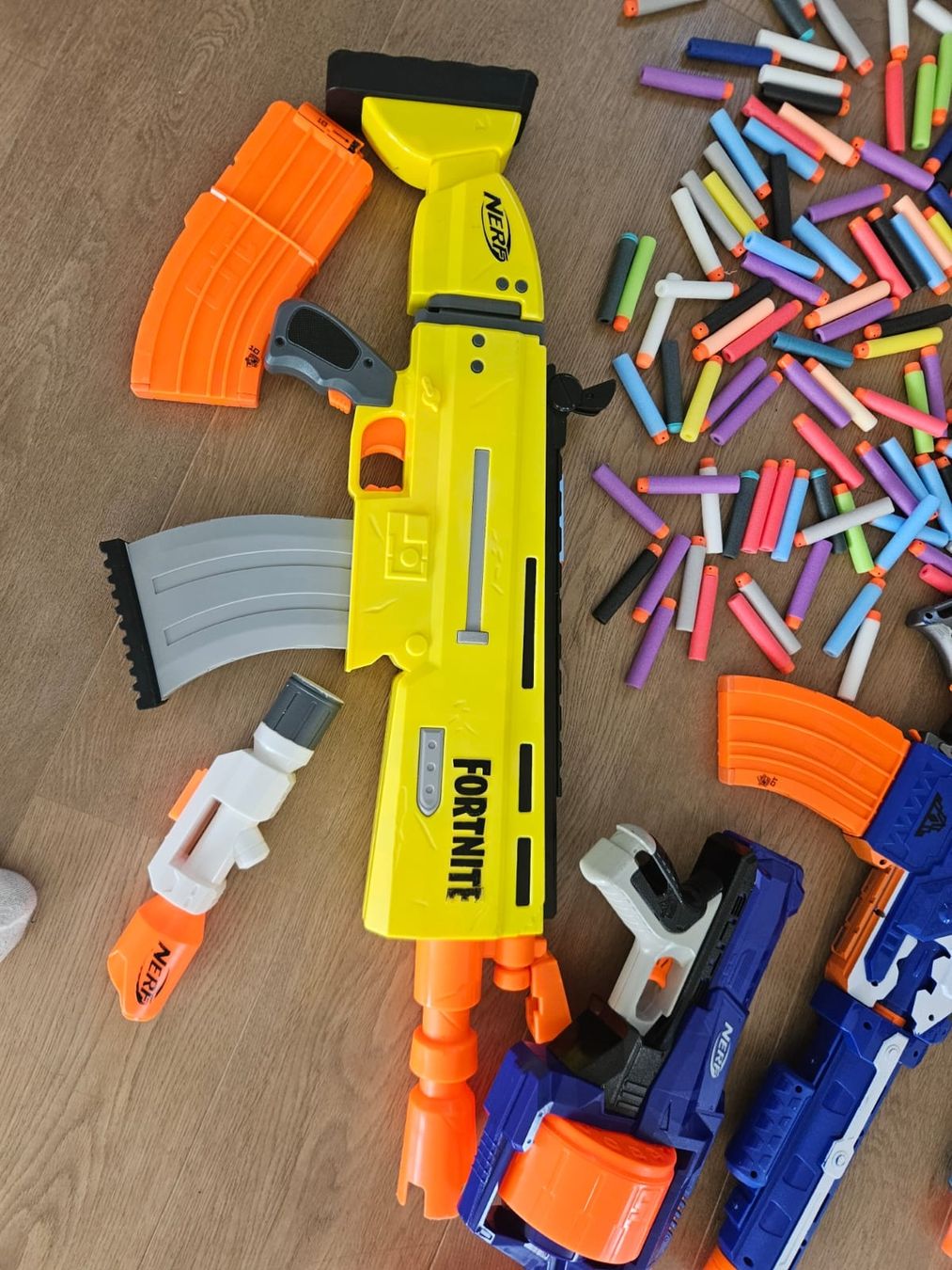 Nerf Spielzeuge: Nerf-Paket mit 7 Nerfs + ca. 180 Dartpfeilen – Gebraucht aus Fahrni b. Thun von Tschr3 5