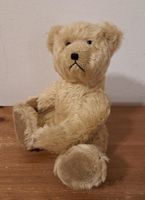 Teddy Bär mit Brummstimme und Buckel im Nacken