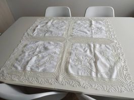 gehäkelte weisse Spitzendecke mit Stickerei
