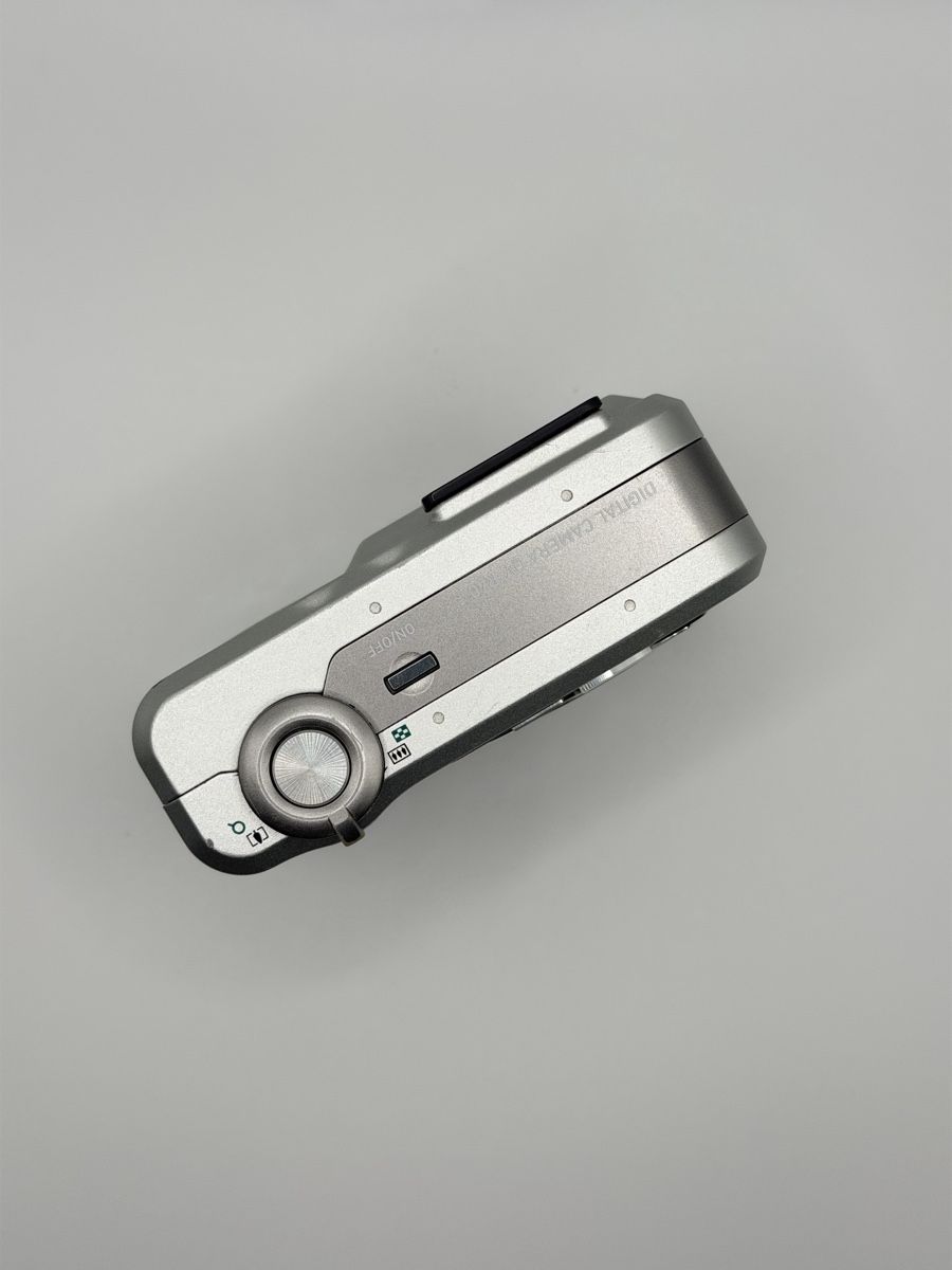 Casio Fotocamera: Casio Digitalkamera QV-R40 silber DEFEKT – Difettoso da Altenrhein venduto da Riccidp 2