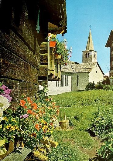 Ansichtskarten: GRÄCHEN Pfarrkirche mit Walliser Haus – Gebraucht aus Jona von philajona