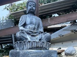 Grosser Buddha  Traumhafter Zierbrunnen mit Lotusblüte