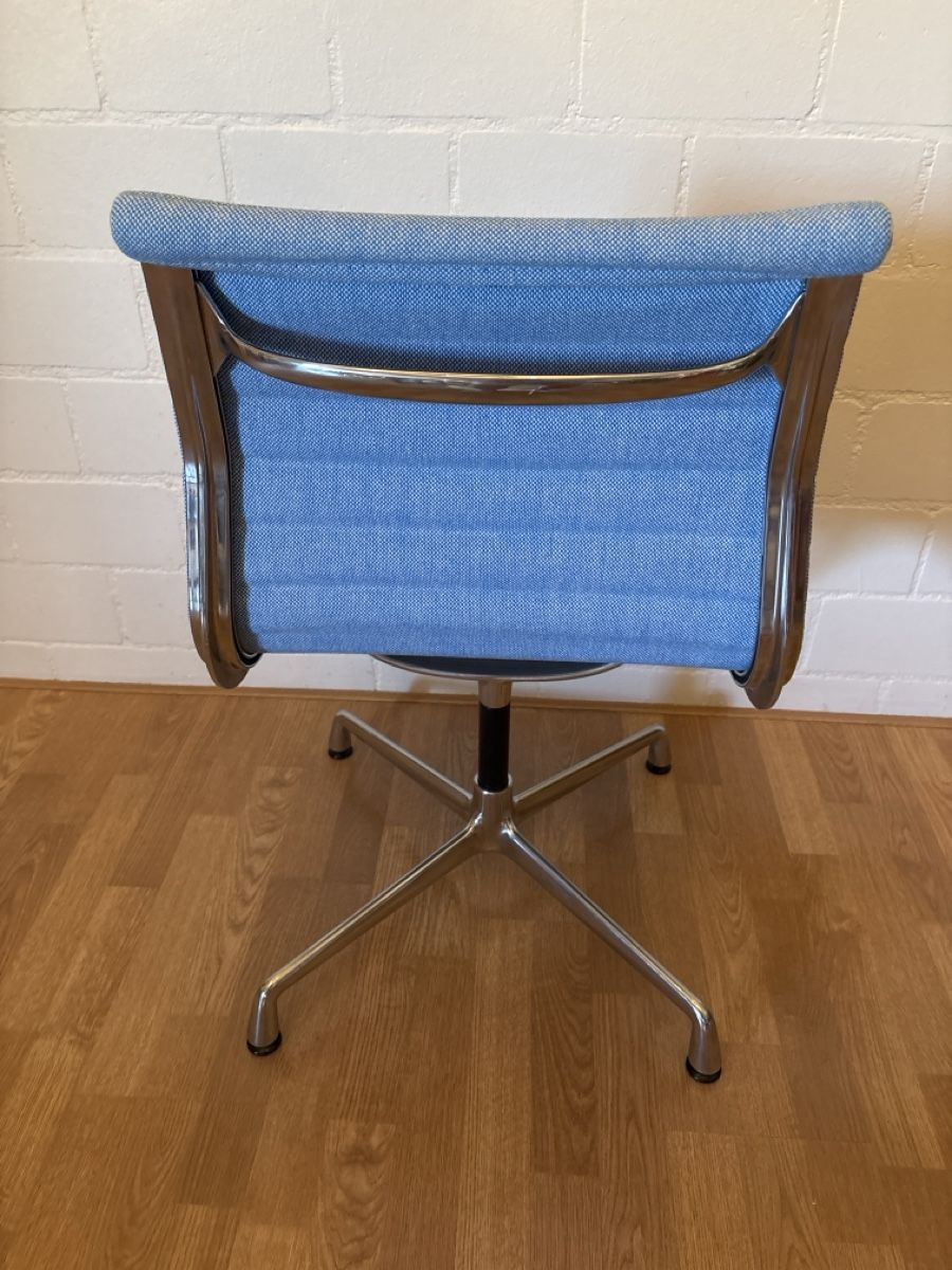 Vitra Chaises: Vitra Eames Alu Chair Hopsack Stoff hellblau – D'occasion à Basel par magnummarine 4